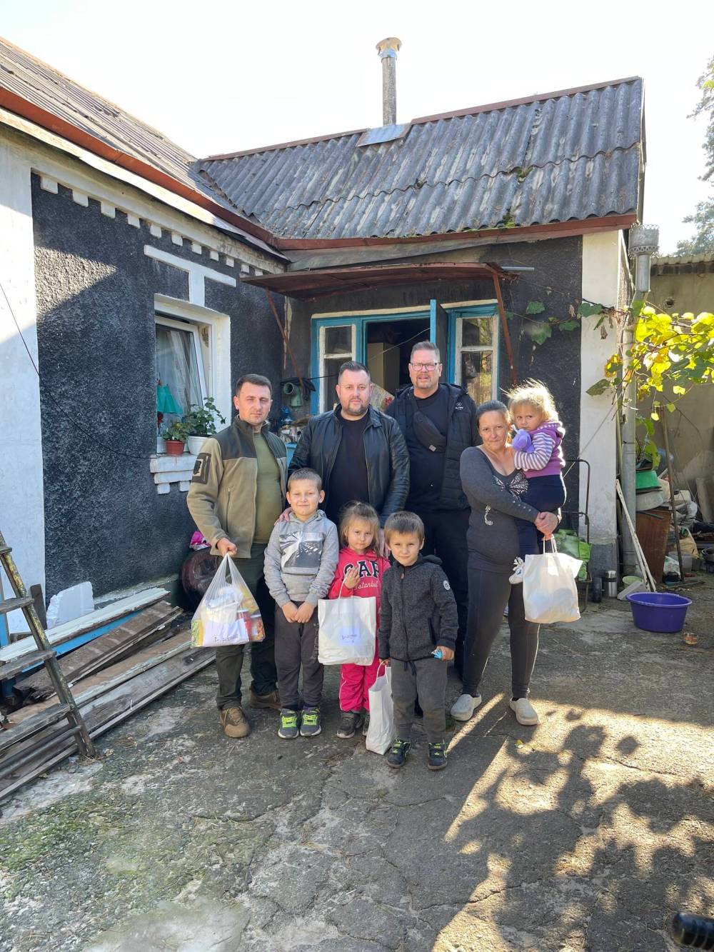 SUPPLIED
                                Gerry Michalski, second from right, with Ukrainians who received groceries from donations from his Winnipeg church.