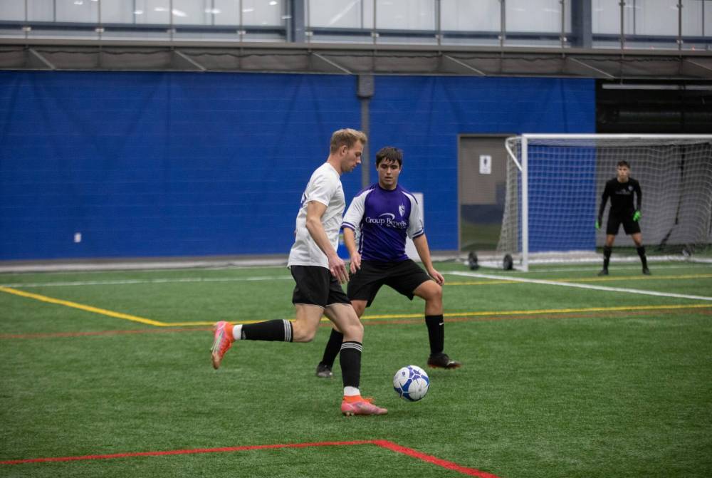 JESSICA LEE / WINNIPEG FREE PRESS
Andrij Sawczuk (in white) is waiting for his next break while working out with fellow Soccer’s Best players and director/head coach Alex Esteves.