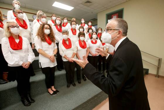 Retired music teacher and musician Bill Quinn directs the Winnipeg Nurses Choir. (John Woods / Winnipeg Free Press)