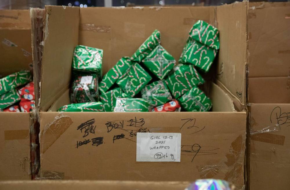 JESSICA LEE / WINNIPEG FREE PRESS
The Christmas Cheer Board is back to packing hampers after two years of handing out gift cards and food vouchers, owing to the pandemic.