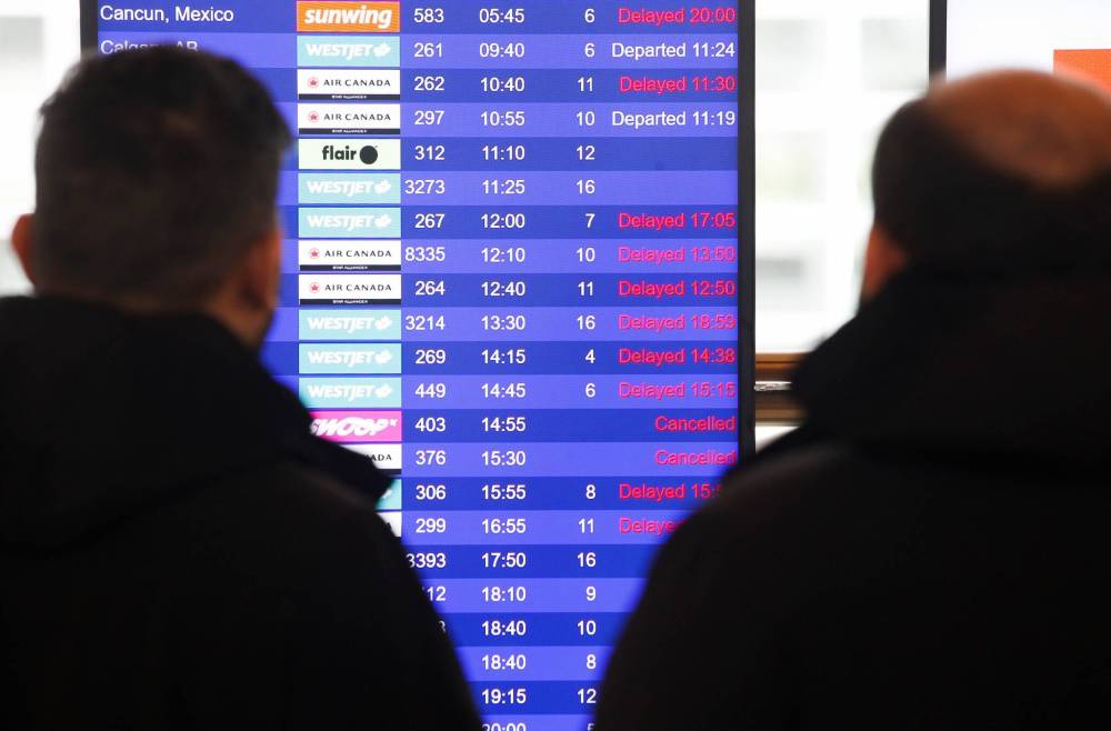 JOHN WOODS / WINNIPEG FREE PRESS
Christmas Day departures at the airport was a visibly hectic scene Sunday morning,