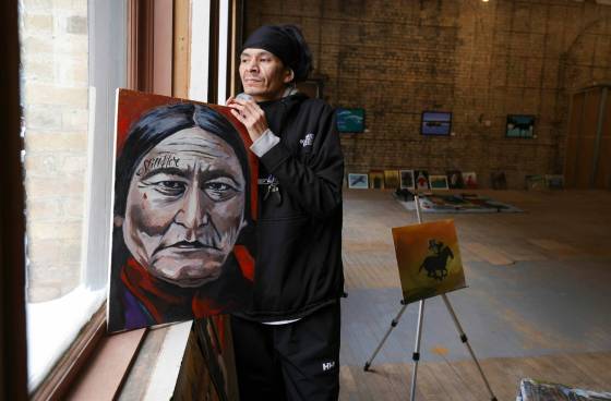 Dreaming of creating among other artists, Sayisi Dene artist Jedrick Thorassie is thriving in his temporary downtown space. (Ruth Bonneville / Winnipeg Free Press)