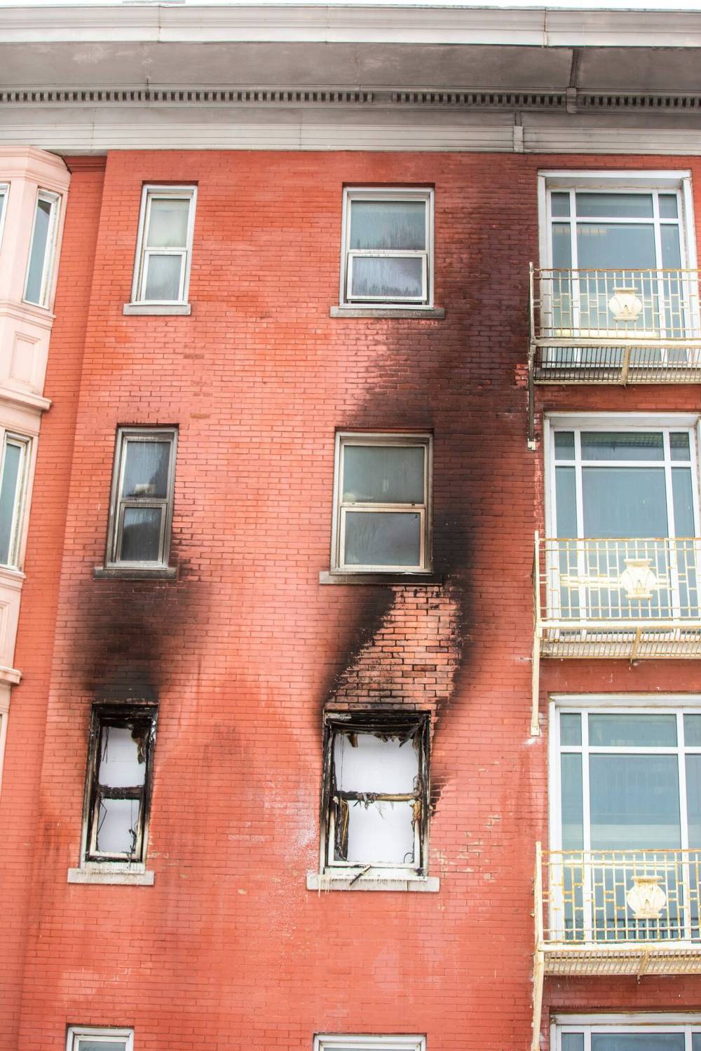 MIKAELA MACKENZIE / WINNIPEG FREE PRESS
Firefighters pulled six people from the 113-year-old building who needed to be hospitalized, three in critical condition, the Winnipeg Fire Paramedic Service said.