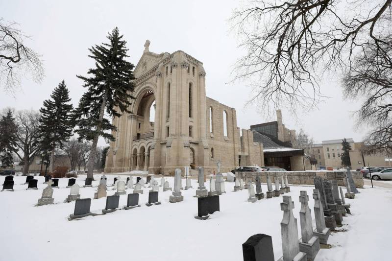 RUTH BONNEVILLE / WINNIPEG FREE PRESS
The current modernist St. Boniface Cathedral, designed by Étienne Gaboury, sits behind the ruins of the 1906 building.