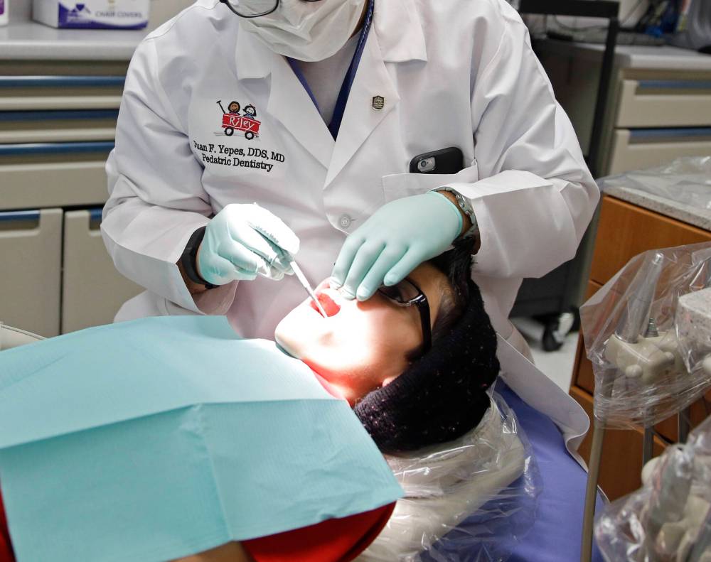 Michael Conroy / The Associated Press Files
More than 49,000 families in the province with children under 12 could be getting their kids’ free checkups and fillings according to the Manitoba Dental Association.