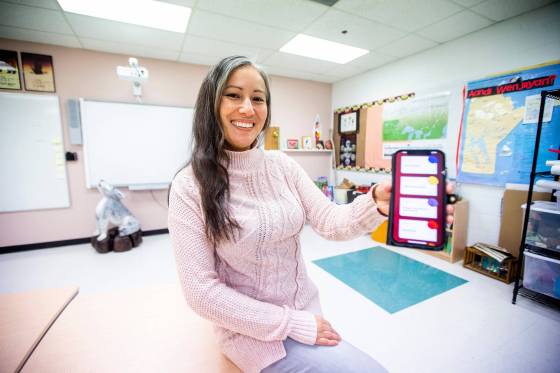 Jennifer Lamoureux, Seven Oaks’ teacher team leader for Indigenous education, shows a language app.(Mikaela MacKenzie / Winnipeg Free Press)