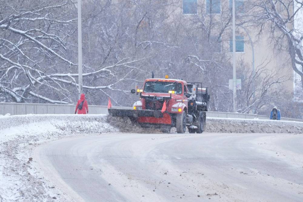 MIKE DEAL / WINNIPEG FREE PRESS
The City of Winnipeg said crews will begin plowing residential streets at 7.a.m. Sunday, at which time a residential parking ban will kick in.