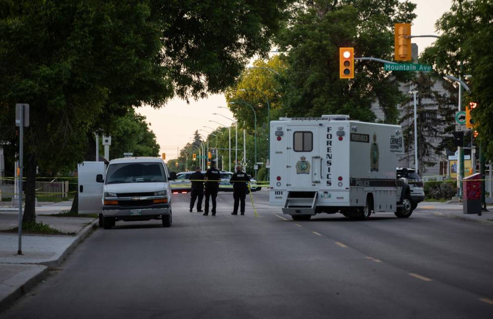 The Independent Investigation Unit of Manitoba found a Winnipeg police officer was justified in shooting a man who was running around the area of Mountain Avenue and Salter Street with a knife. (Mikaela MacKenzie / Winnipeg Free Press files)