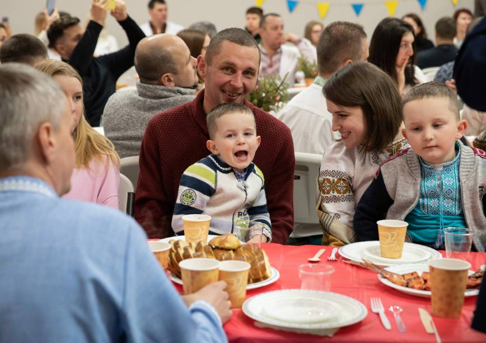 JESSICA LEE / WINNIPEG FREE PRESS
Ukrainian family Mykhailo Kashchak (in red), with wife Kateryna and sons Dmytro, 4 and Tadei, 5, celebrating Ukrainian Christmas Eve on Friday at Sts.Vladimir and Olga Cathedral.