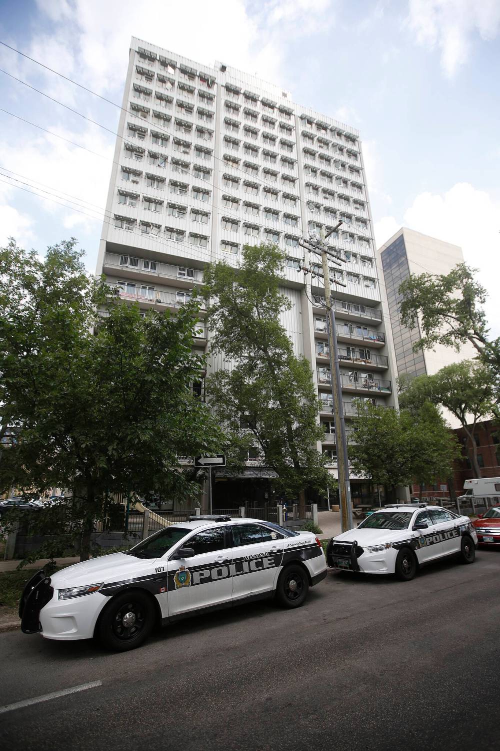 JOHN WOODS / WINNIPEG FREE PRESS FILES
Police investigate the July 2021 homicide of 17-year-old Jaden Oman at the Manitoba Housing complex at 375 Assiniboine Ave. in Winnipeg. Samuel Hastings pleaded guilty to second-degree murder in the killing, Monday.