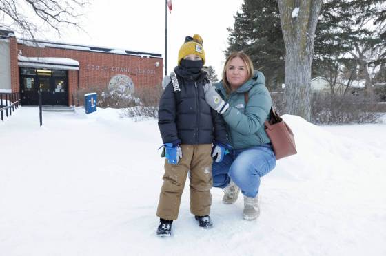 Alison Beyer, with her six-year-old son, Ben, says she panicked when she learned his school’s start time would be pushed back from 8:40 a.m. to 9:15 a.m. (Ruth Bonneville / Winnipeg Free Press files)