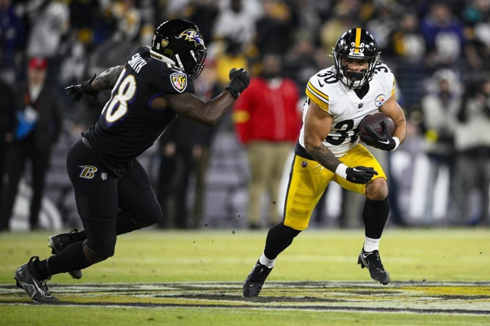 Pittsburgh Steelers running back Jaylen Warren (30) tries to get past Baltimore Ravens linebacker Roquan Smith (18) in the first half of an NFL football game in Baltimore, Sunday, Jan. 1, 2023. (AP Photo/Nick Wass)