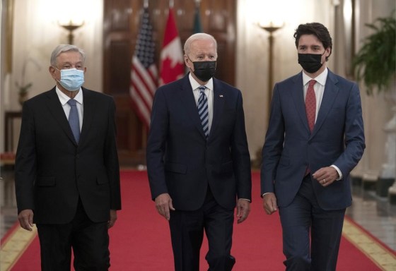 Canadian Prime Minister Justin Trudeau (right) walks with U.S. President Joe Biden and Mexican President Andres Manuel Lopez Obrador to a meeting in 2021. (Adrian Wyld / The Canadian Press files)