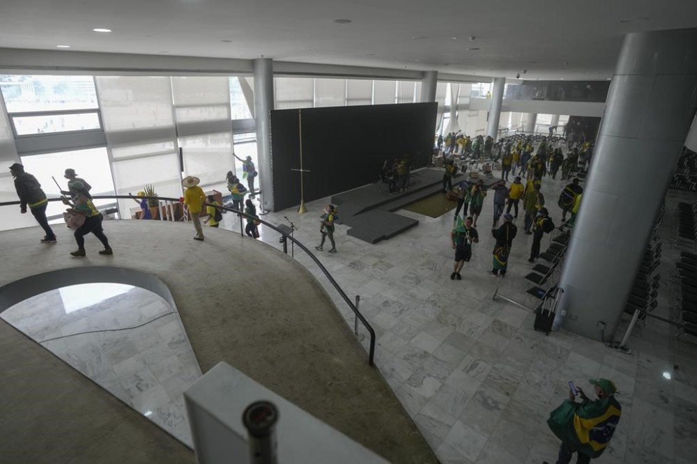 Protesters, supporters of Brazil's former President Jair Bolsonaro, storm the Planalto Palace in Brasilia, Brazil, Sunday, Jan. 8, 2023. Planalto is the official workplace of the president of Brazil. (AP Photo/Eraldo Peres)