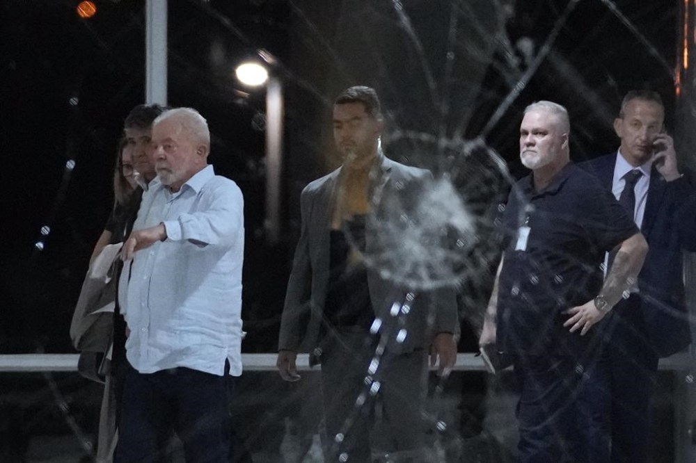 Brazil's President Luiz Inacio Lula da Silva inspects the damage at Planalto Palace after it was stormed by supporters of Brazil's former President Jair Bolsonaro in Brasilia, Brazil, Sunday, Jan. 8, 2023. Protesters who refuse to accept Bolsonaro´s election defeat stormed Congress, the Supreme Court and presidential palace in the capital, a week after the inauguration of his rival, President Luiz Inacio Lula da Silva. (AP Photo/Eraldo Peres)