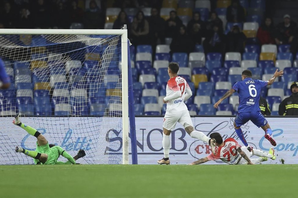 Cremonese's Charles Pickel, right, scores to 0-1 during the Italian Cup round of 16 soccer match between Napoli and Cremonese at the Diego Armando Maradona stadium in Naples, Italy, Tuesday Jan. 17, 2023. (Alessandro Garofalo/LaPresse via AP)