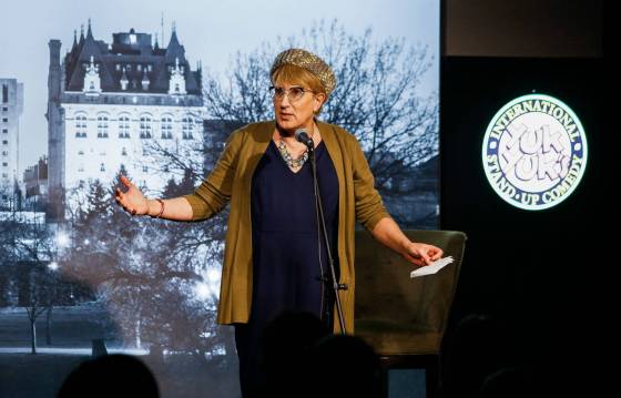 Local comedian Lara Rae hosted a soft opening of the new Yuk Yuk's Monday. (JohnWoods / Winnipeg Free Press)