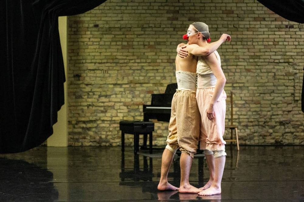 Dancers Andres Felipe Jimenez-Mejia (left) and Justine Erickson in Looking Glass. (Mikaela MacKenzie / Winnipeg Free Press)