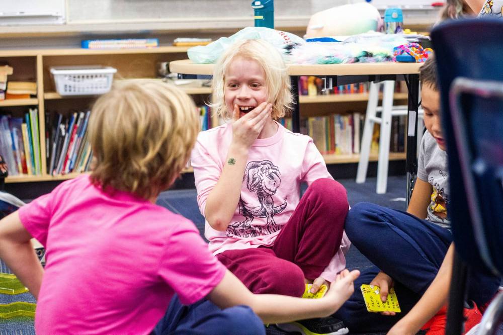 MIKAELA MACKENZIE / WINNIPEG FREE PRESS
Grade three students Oliver Rouse (left), Jesy Young, and Micah Nickel play a card game during a day of unstructured play at cole Dieppe in Winnipeg on Tuesday.