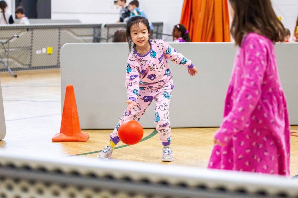MIKAELA MACKENZIE / WINNIPEG FREE PRESS
Grade one student Karen Liu tosses a ball around with friends in the gym during a day of unstructured play at cole Dieppe in Winnipeg.
