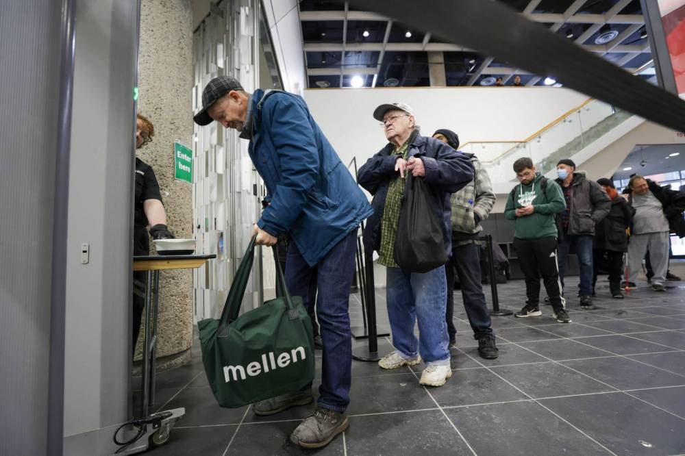 RUTH BONNEVILLE / WINNIPEG FREE PRESS FILES
Security personnel screen visitors to the Millennium Library in downtown Winnipeg.