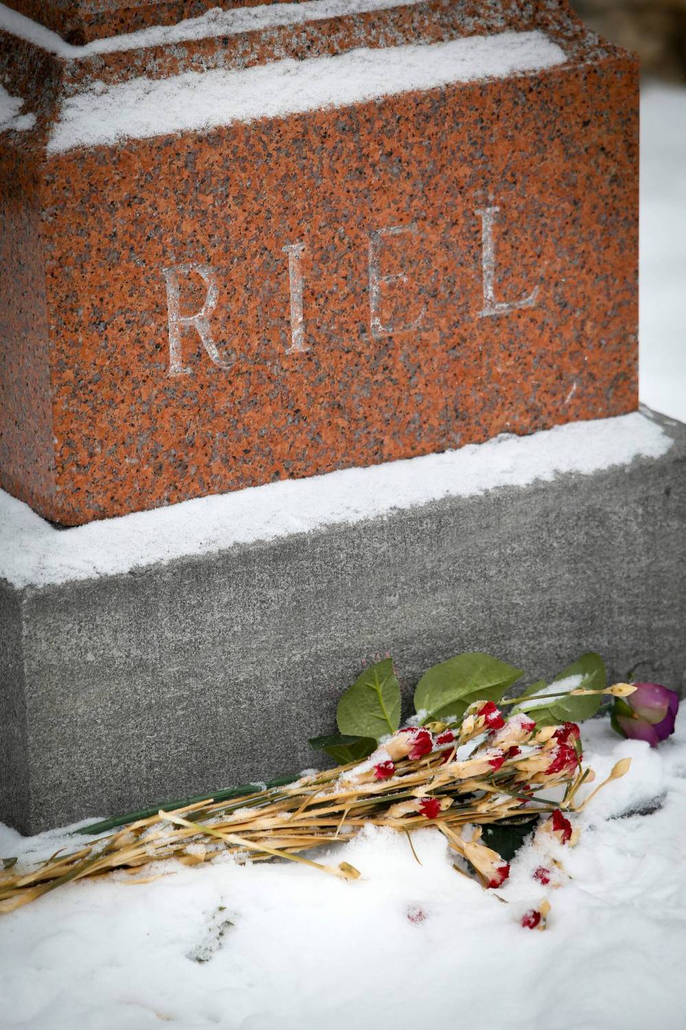 JOHN WOODS / WINNIPEG FREE PRESS
                                Some flowers were left at the grave of Louis Riel on Louis Riel Day at Saint Boniface Cathedral in Winnipeg, Monday.