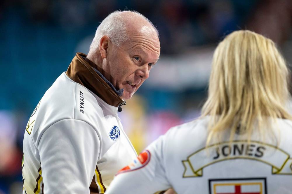 ANDREW KLAVER / CURLING CANADA
Team Manitoba coach Glenn Howard strategizes with skip Jennifer Jones.