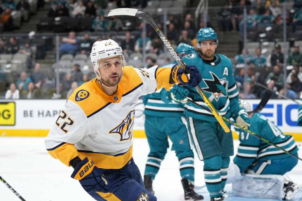 DARREN YAMASHITA / THE ASSOCIATED PRESS FILES
Right-winger Nino Niederrmeiter scores against San Jose earlier this season. He has 18 goals so far this season.