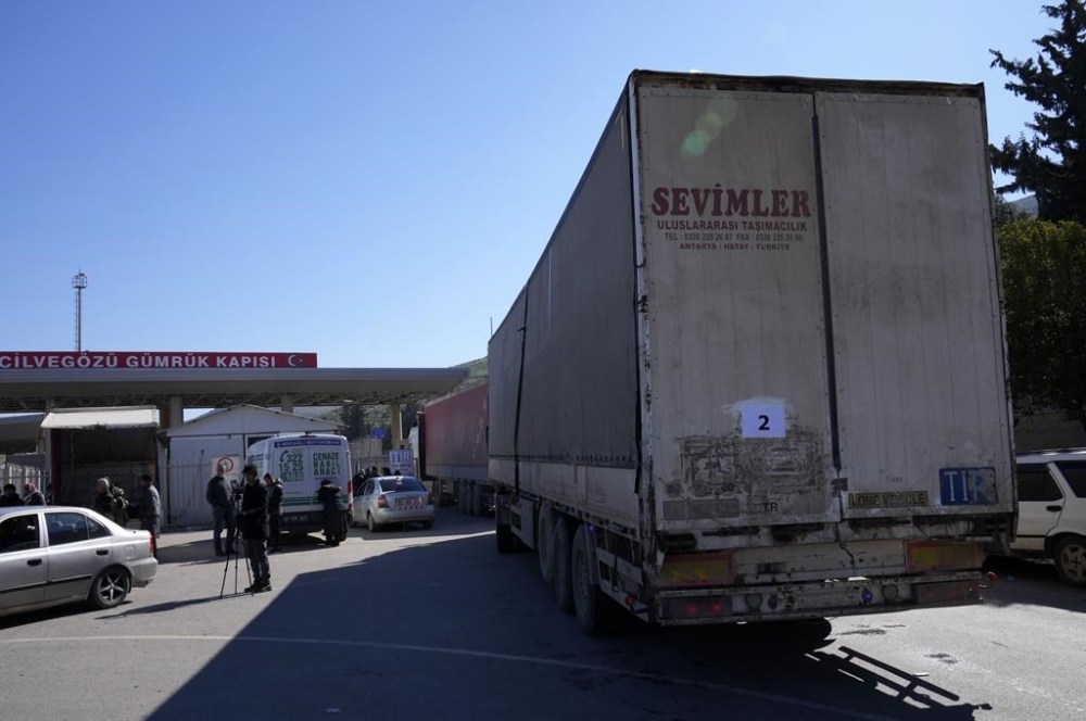Trucks with aid for Syria stop at the Turkish crossing point of Cilvegozu, in Reyhanli, southeastern Turkey, Thursday, Feb. 9, 2023. Rescuers pulled more survivors from beneath the rubble of collapsed buildings Thursday, but hopes were starting to fade of finding many more people alive more than three days after a catastrophic earthquake and series of aftershocks hit Turkey and Syria. (AP Photo/Hussein Malla)
