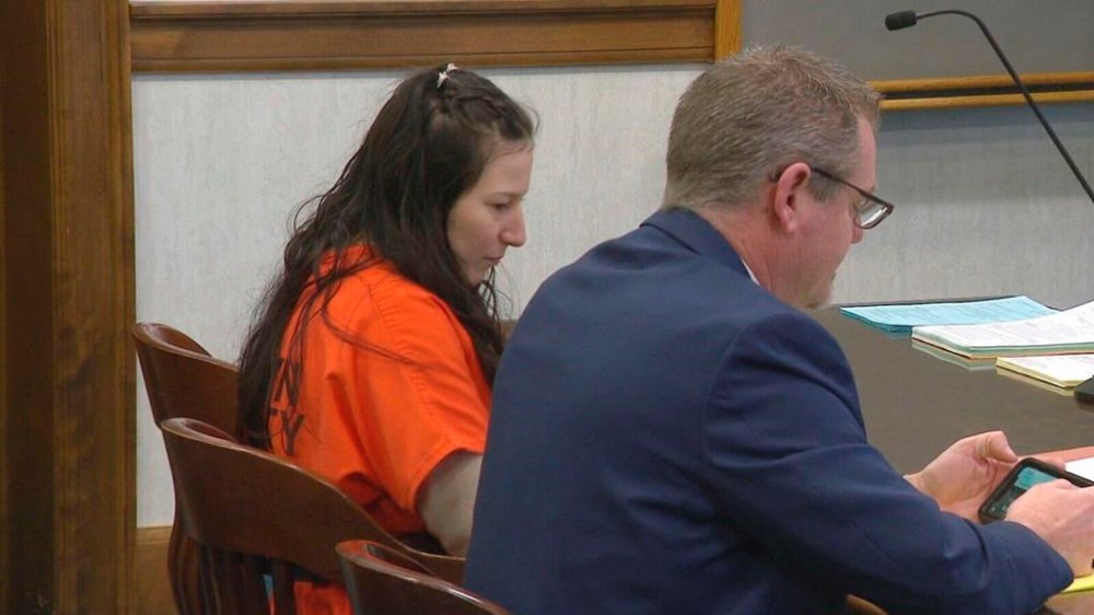 Woman accused in dismemberment slaying attacks her attorney Winnipeg Free Press