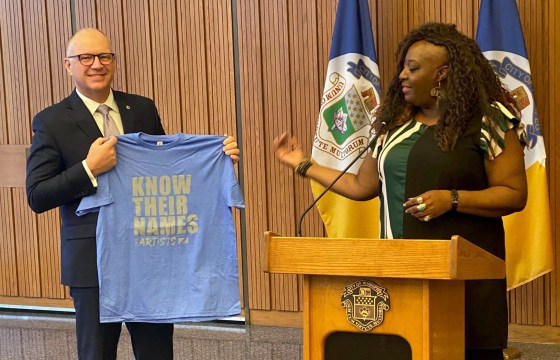 Chair of BHM Nadia Thompson presents Mayor Scott Gillingham with a shirt at this morning’s kick-off. (Shelley Cook / Winnipeg Free Press)