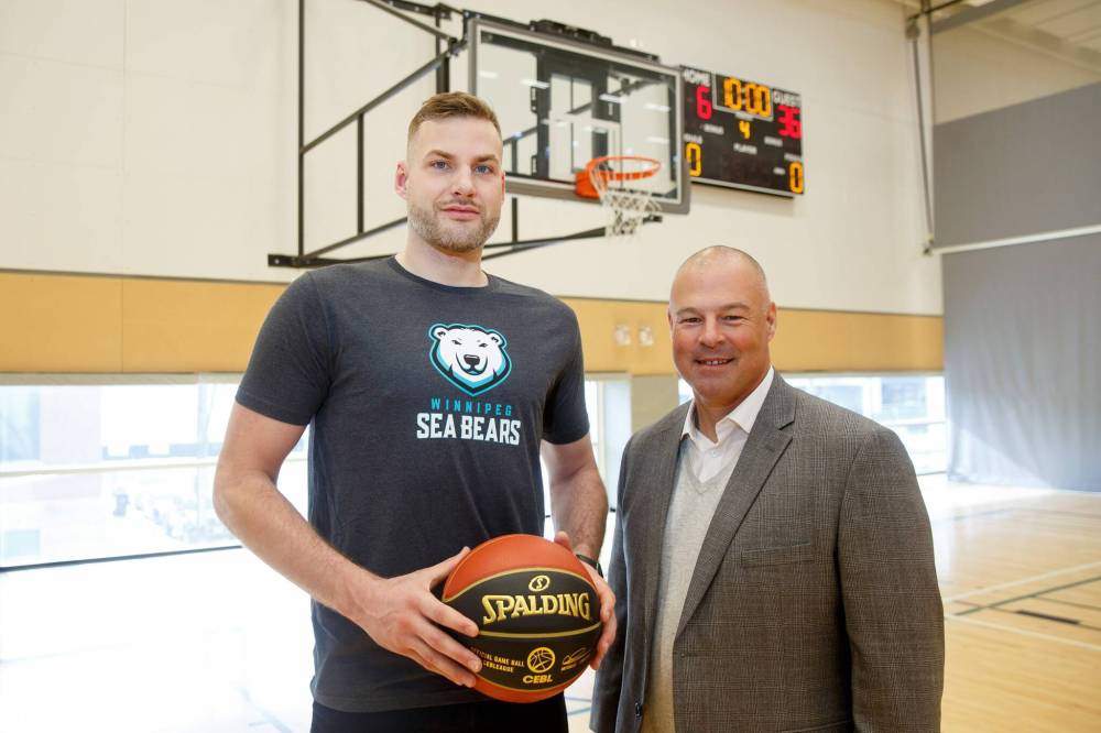 MIKE DEAL / WINNIPEG FREE PRESS
                                Winnipeg Sea Bears head coach, Mike Taylor (right), with Winnipeg product Chad Posthumus.