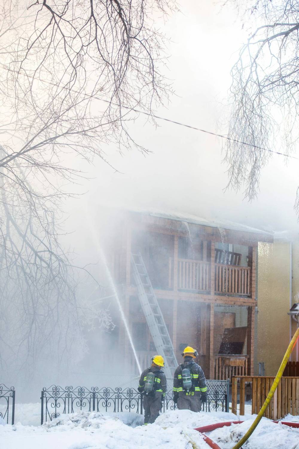 MIKAELA MACKENZIE / WINNIPEG FREE PRESS
Firefighters were sent to a blaze at a two-storey home in the 200 block of Powers Street at 7:21 p.m. Monday.