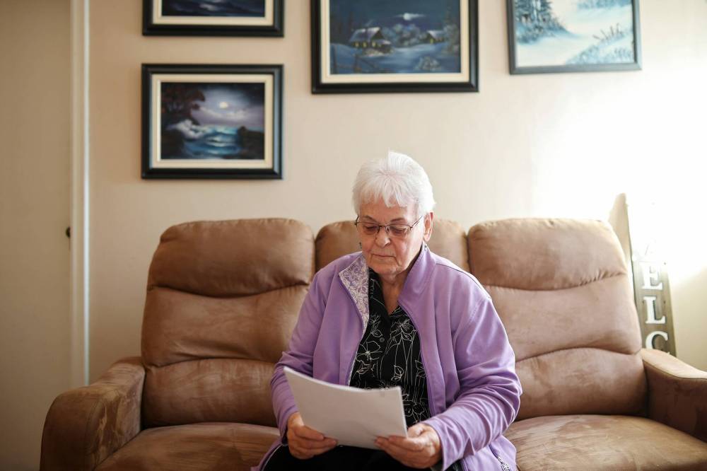 TIM SMITH / THE BRANDON SUN
Eleanor Buechler reads over her notes about her air ambulance trip to Winnipeg in February, while sitting in her home in Brandon on Tuesday. She says she’s sharing her story so others don’t find themselves in a similar situation.