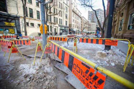 Albert Street, blocked off for construction, in front of Plant Lab Botanical Design in Winnipeg (Mikaela MacKenzie / Winnipeg Free Press)