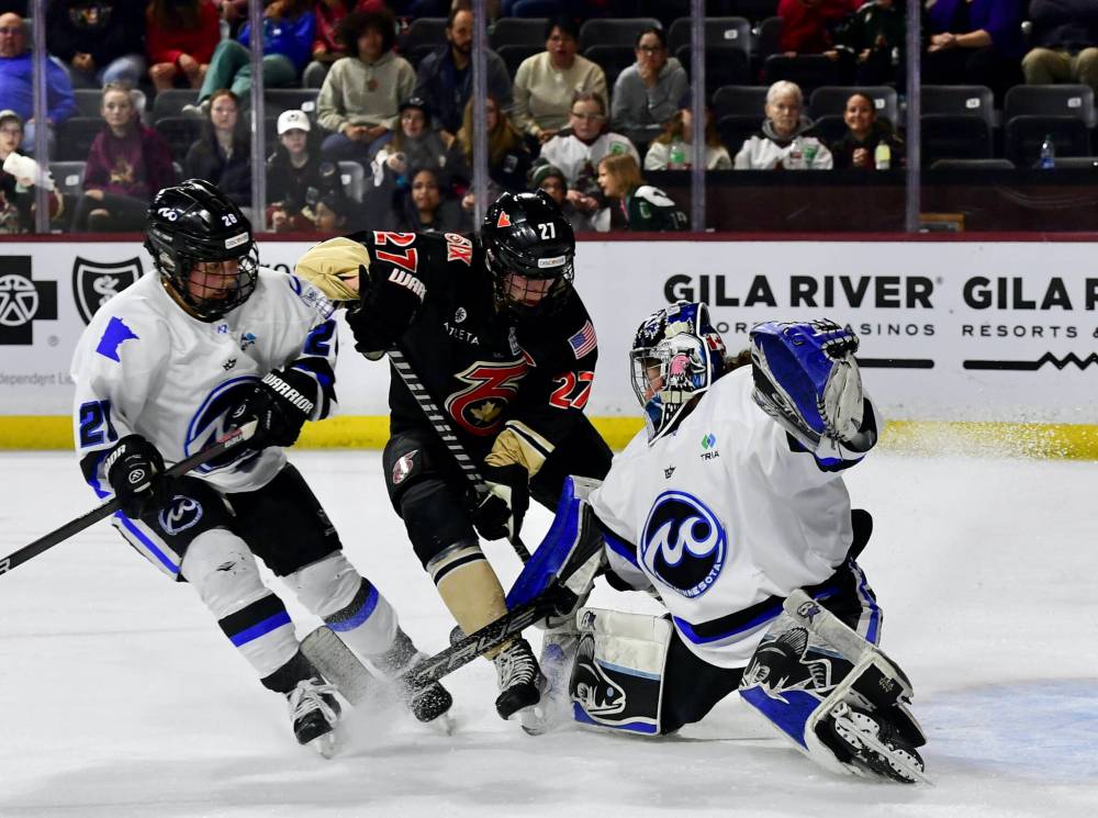 KKATE FREE / PREMIER HOCKEY FEDERATION
Toronto Six forward Shiann Darkangelo (centre) battles Minnesota Whitecaps’ Amanda Boulier (28) in front of the Whitecaps goalie Amanda Leveille during the Isobel Cup Championship action Sunday in Tempe, Ariz. on Sunday.