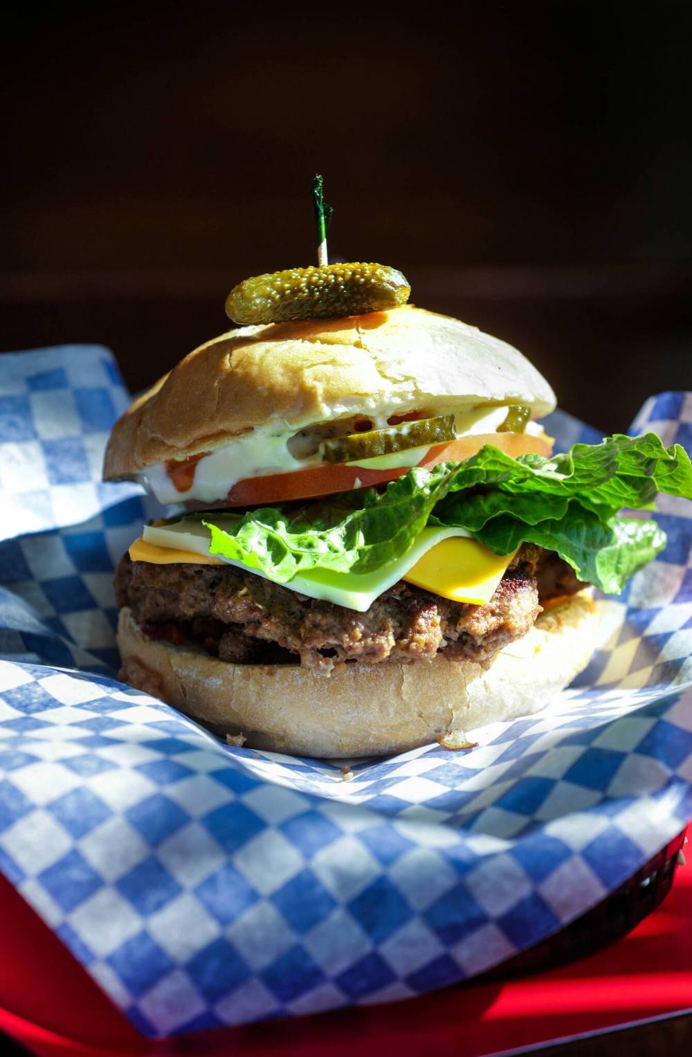 RUTH BONNEVILLE / WINNIPEG FREE PRESS
Golden Boy Bistro’s menu currently boasts wings, salads, smokies and a Golden Boy burger, which features a beef or chicken patty slathered with cheese, chili, bacon and a secret sauce.