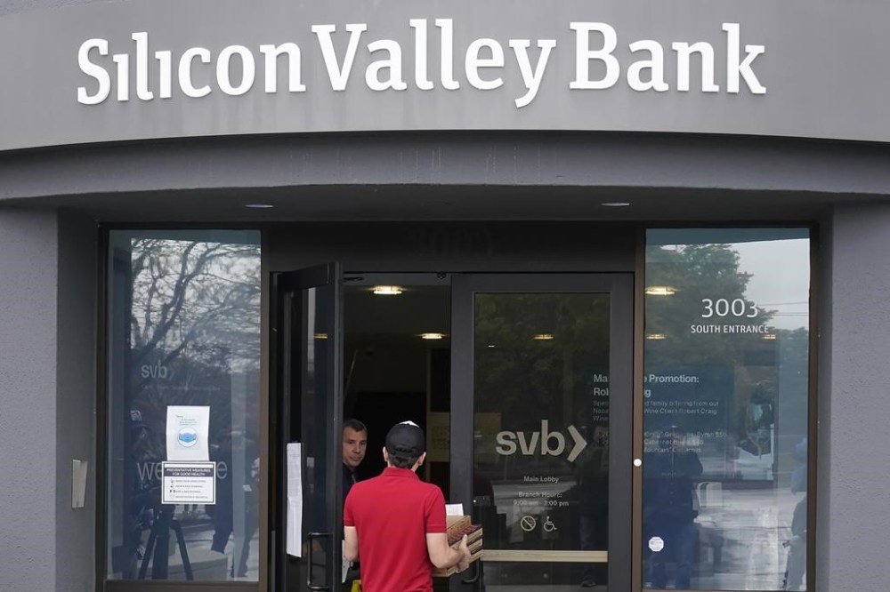 A food delivery worker enters Silicon Valley Bank in Santa Clara, Calif., on Friday, March 10, 2023. THE CANADIAN PRESS/AP-Jeff Chiu