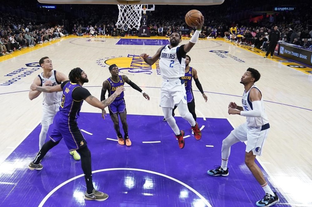 Maxi Kleber hits 3 at buzzer, Mavericks stun Lakers 111-110