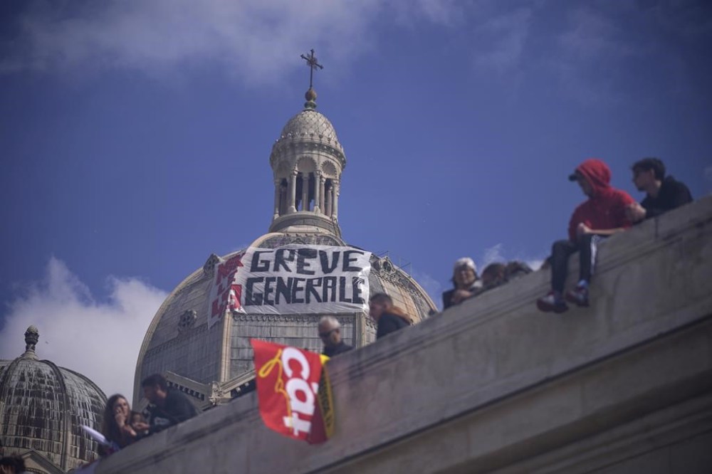 A banner is fixed on the Cathedral of Sainte-Marie Major that reads,