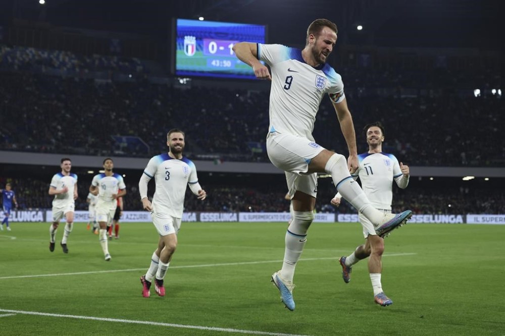 England's Harry Kane, second right, celebrates after scoring to 0-2 during the Euro 2024 group C qualifying soccer match between Italy and England at the Diego Armando Maradona stadium in Naples, Italy, Thursday, March 23, 2023. (Alessandro Garofalo/Lapresse via AP)