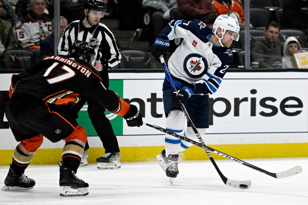 Winnipeg Jets left wing Nikolaj Ehlers, right, shoots the puck against Anaheim Ducks defenceman Scott Harrington during the second period. (AP Photo/Alex Gallardo)