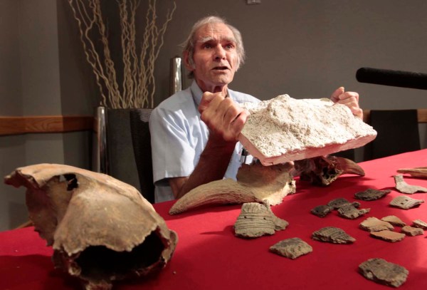 Sid Kroker displays a plaster cast of a moccasin footprint discovered during an archeological dig prior to the construction of the Canadian Museum for Human Rights. (Wayne Glowacki / Winnipeg Free Press files)