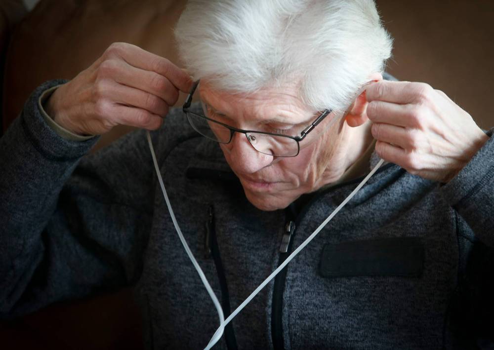 JOHN WOODS / WINNIPEG FREE PRESS
Rick Schmidt has had emergency triple heart bypass surgery. ‘The transplant is more substantial, but I’ve already seen the warm-up band,” he says.
JOHN WOODS / WINNIPEG FREE PRESS Rick Schmidt, who is waiting for a lung transplant due to cancer, dons his oxygen cannula at his home in Winnipeg, Tuesday, January 24, 2023. Schmidt is now in the second to last stage of his lung transplant journey. Re:Longhurst
JOHN WOODS / WINNIPEG FREE PRESS Rick Schmidt, who is waiting for a lung transplant due to cancer, adjusts his oxygen machine at his home in Winnipeg, Tuesday, January 24, 2023. Schmidt is now in the second to last stage of his lung transplant journey. Re:Longhurst