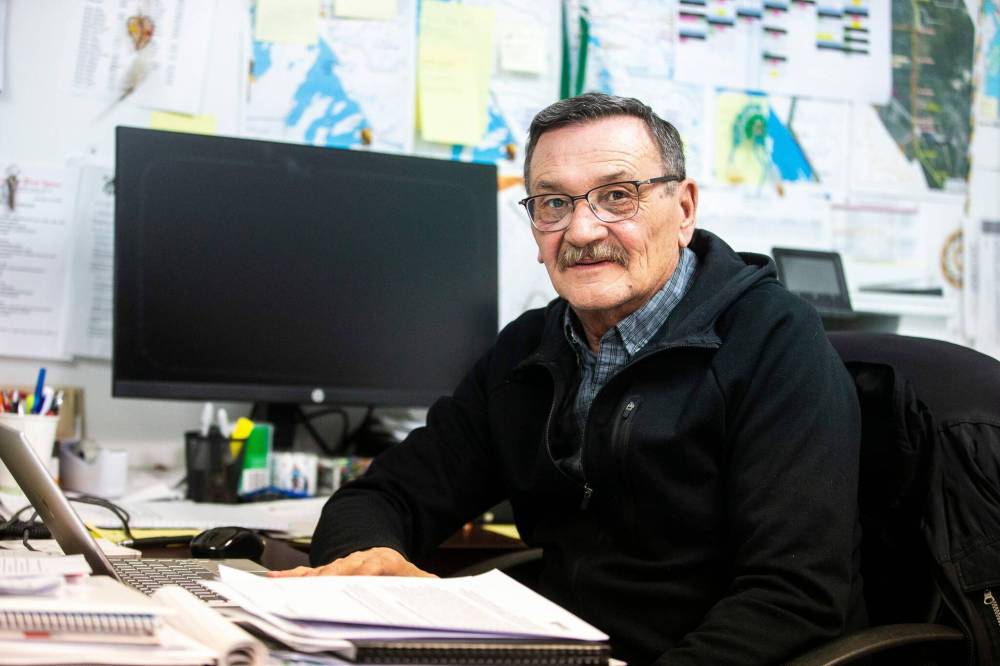 MIKAELA MACKENZIE / WINNIPEG FREE PRESS FILES
Chief Roland Hamilton, in the band office on Bloodvein First Nation, says the community needs proper firefighting equipment, but training is crucial.