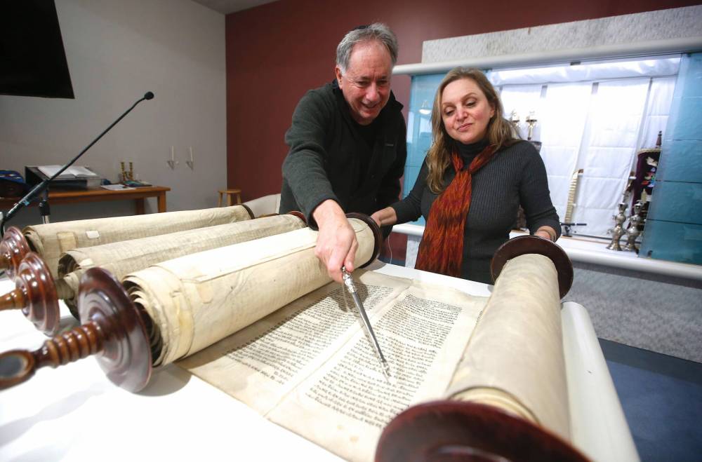 JOHN WOODS / WINNIPEG FREE PRESS
Rabbi Allan Finkel and Dr. Rena Sector Elbaze look over two Torah scrolls at Temple Shalom.