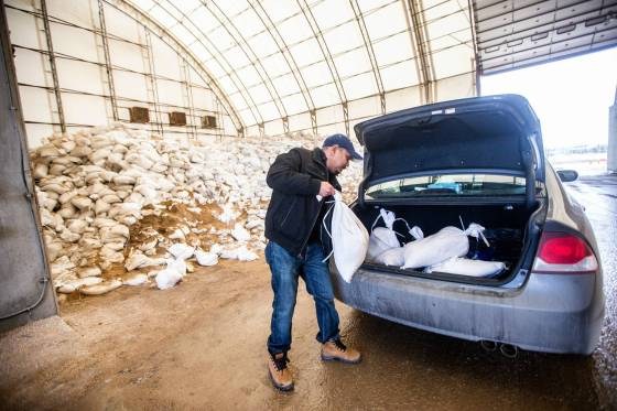 Valentine Corraya loads free City of Winnipeg sand bags into his vehicles in preparation for possible spring flooding (Mikaela MacKenzie / Winnipeg Free Press)