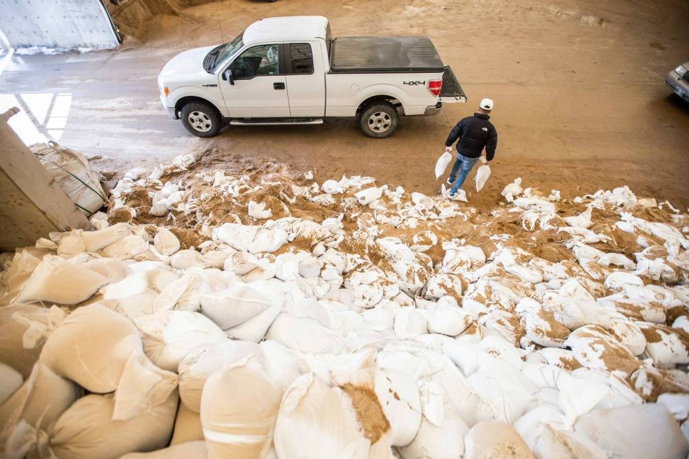 MIKAELA MACKENZIE / WINNIPEG FREE PRESS
Some Winnipeg homeowners stopped in at the city’s east district public works yard to pick up free sandbags to shore up their properties.