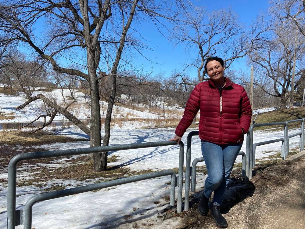 MALAK ABAS / WINNIPEG FREE PRESS
Jackie Ross, a teacher at the nearby Wolseley school, used her lunch break to enjoy the warm weather at Omand Park.