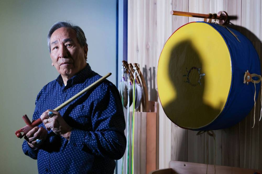 RUTH BONNEVILLE / WINNIPEG FREE PRESS
Robert Green, Elder-in-Residence at the Canadian Museum for Human Rights, with a grandfather/grandmother spirit drum in the reflection room at the museum.